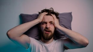 Ab dem 40. Lebensjahr tritt nächtliches Aufwachen häufiger auf. 