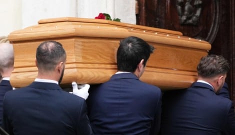 Der Sarg von Modepapst Valentino wurde am Mittwoch im Firmensitz des gleichnamigen Modehauses ...