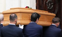 Der Sarg von Modepapst Valentino wurde am Mittwoch im Firmensitz des gleichnamigen Modehauses ...