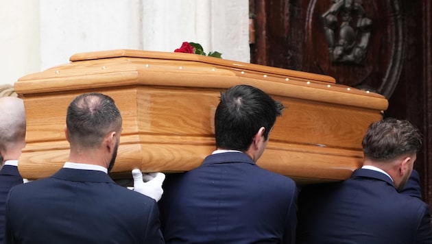 Der Sarg von Modepapst Valentino wurde am Mittwoch im Firmensitz des gleichnamigen Modehauses ...