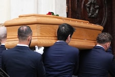 Der Sarg von Modepapst Valentino wurde am Mittwoch im Firmensitz des gleichnamigen Modehauses ...