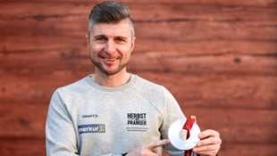 Reinfried Herbst präsentiert seine Silbermedaille aus dem Jahr 2006. 