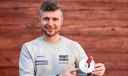 Reinfried Herbst präsentiert seine Silbermedaille aus dem Jahr 2006. 