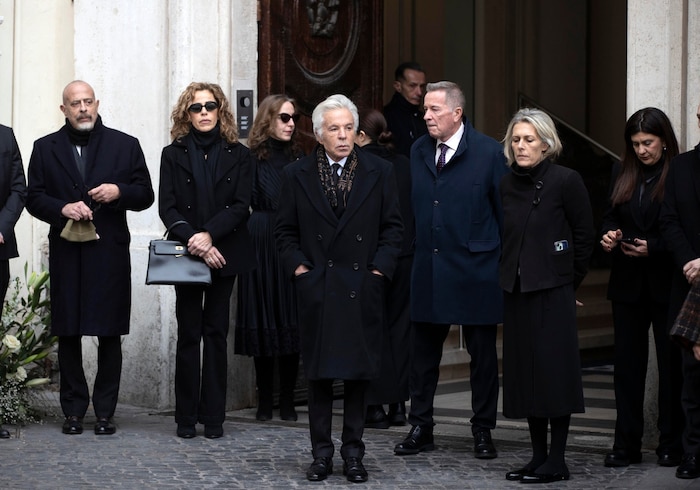 Valentinos Lebensgefährte Giancarlo Giammetti erwartete am Mittwoch den Sarg des verstorbenen ...