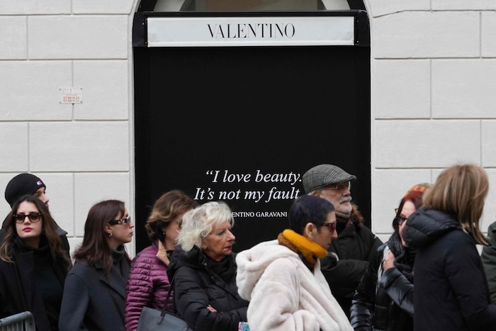 Die Schaufenster der Valentino-Boutique in Rom waren schwarz verhängt.