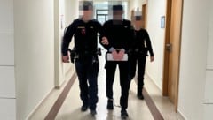 Abu Bakar D. wird mit Fuß- und Handfesseln vorgeführt.