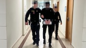 Abu Bakar D. wird mit Fuß- und Handfesseln vorgeführt.