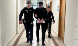 Abu Bakar D. wird mit Fuß- und Handfesseln vorgeführt.
