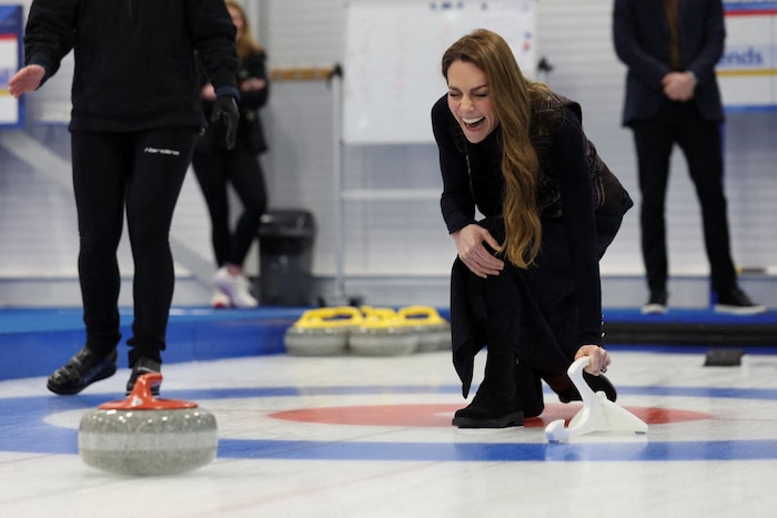 Die ersten Versuche von Prinzessin Kate beim Curling fielen noch etwas wackelig aus.