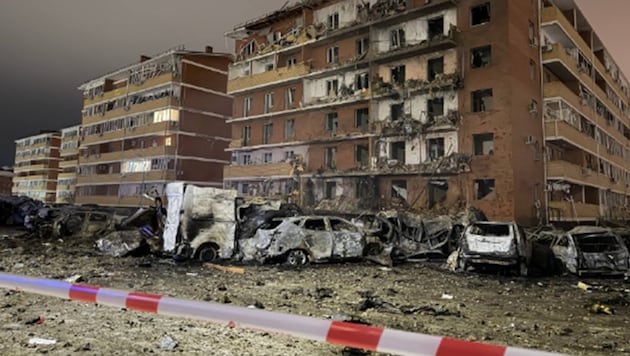 Augenzeugen sprechen gar von „mehreren Bomben“.