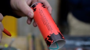 Pyrotechnik der höchsten Kategorie (Symbolbild) verwendeten zwei junge Männer. Die Frau schlief.