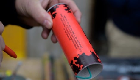 Pyrotechnik der höchsten Kategorie (Symbolbild) verwendeten zwei junge Männer. Die Frau schlief.