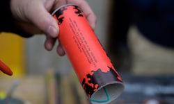 Pyrotechnik der höchsten Kategorie (Symbolbild) verwendeten zwei junge Männer. Die Frau schlief.