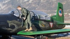 Ein Pilot steigt in seine Pilatus PC7.