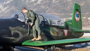 Ein Pilot steigt in seine Pilatus PC7.