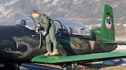 Ein Pilot steigt in seine Pilatus PC7.