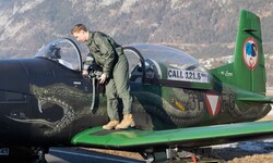 Ein Pilot steigt in seine Pilatus PC7.