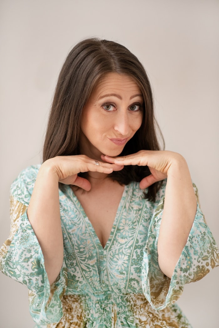 Lydia Prenner-Kasper steht in ihrem Programm „Haltbar-MILF“ in der Bruckmühle Pregarten über den ...