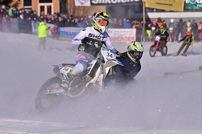 Zum 11. Mal werden in Gosau Skifahrer von Motocross-Maschinen gezogen. Bei dem ereignisreichen ...