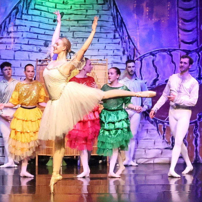 Für alle großen und kleinen (ab 5 Jahre) Cinderella-Fans spielen die Schüler der Ballettschule ...