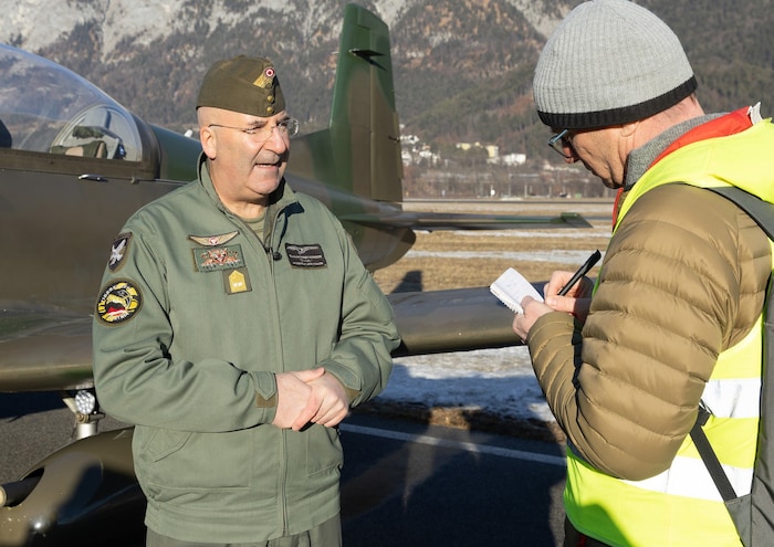 Luftstreitkräfte-Kommandant Promberger im Gespräch mit „Krone“-Redakteur Andreas Moser