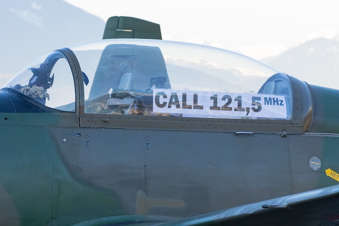 An den Cockpits ist die Frequenz angebracht, auf der sich ein „verirrter“ Pilot sofort melden ...