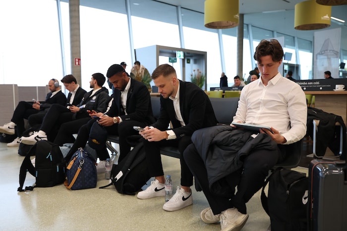 Im „Tunnel“ waren die Sturm-Spieler schon in der Abflughalle – Abschalten vor dem Hit lautete am ...