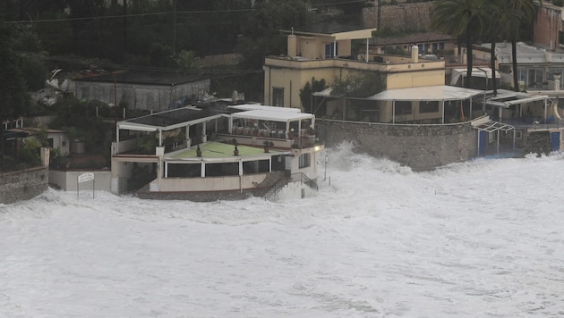 Wellen treffen die Küste von Taormina auf Sizilien.