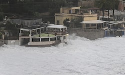 Wellen treffen die Küste von Taormina auf Sizilien.