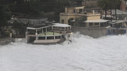 Wellen treffen die Küste von Taormina auf Sizilien.