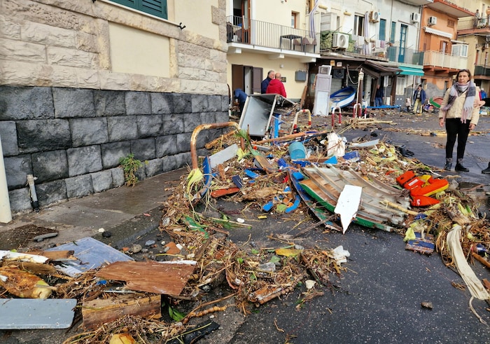An der Küste von Aci Trezza auf Sizilien richtete das Unwetter Schaden an.