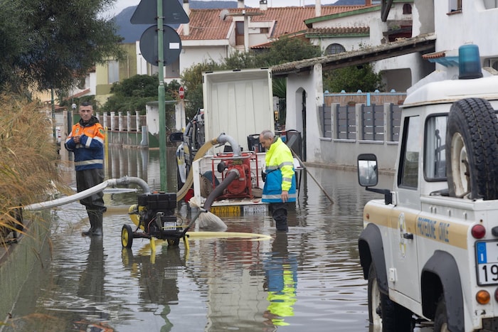 In Cagliari auf Sardinien laufen die Aufräumarbeiten.