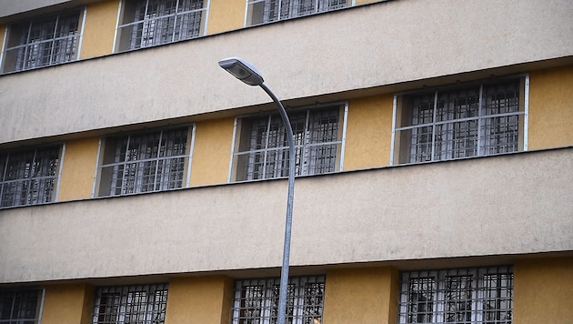 Hinter den Mauern dieses Gebäudes in Budapest nutzten einige Aufseher ihre Autoritätsrolle ...