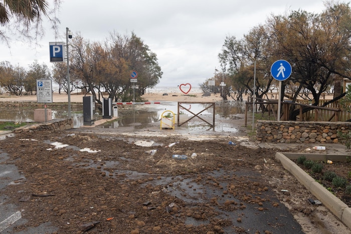 Auf dem hinteren Teil des Strandes von La Maddalena auf Sadinien sind die Spuren des Unwetters ...