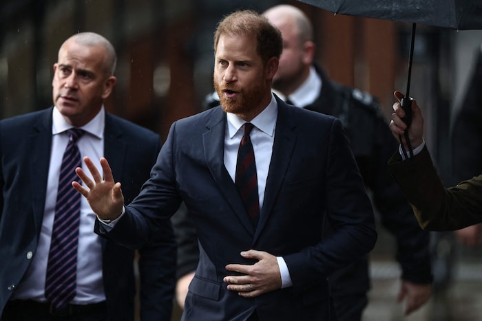 Prinz Harry erklärte in einer schriftlichen Eingabe vor Gericht, dass er von den Methoden der ...