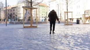 Der neugestaltete Bozner (Eislauf-)Platz: Wasser versickert in der „Schwammstadt“ – aber nur im ...