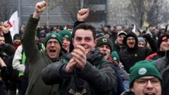 Bauern vor dem EU-Parlament jubeln, nachdem sie das Abstimmungsergebnis erfahren haben. Nun ...