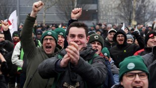 Bauern vor dem EU-Parlament jubeln, nachdem sie das Abstimmungsergebnis erfahren haben. Nun ...