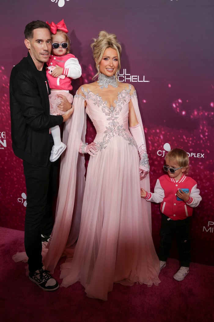 Paris Hilton kam im rosaroten Kleid und mit ihrer Familie auf den roten Teppich.