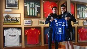 Alessandro Schöpf (li.) und Dejan Zukic sahen sich die Trikotsammlung des Hotels in Jerez an.