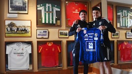 Alessandro Schöpf (li.) und Dejan Zukic sahen sich die Trikotsammlung des Hotels in Jerez an.