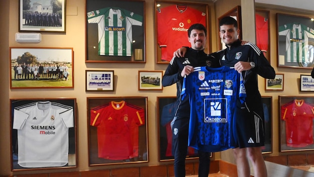 Alessandro Schöpf (li.) und Dejan Zukic sahen sich die Trikotsammlung des Hotels in Jerez an.