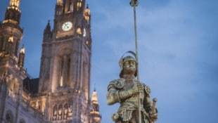 Der Rathausmann wacht. Dahinter im Gebäude sitzen hoch bezahlte Politiker, die nichts zu tun ...