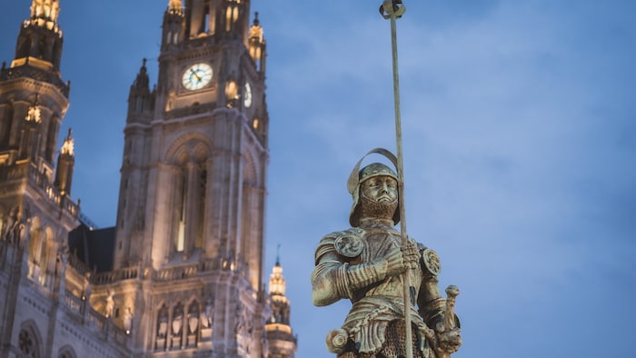 Der Rathausmann wacht. Dahinter im Gebäude sitzen hoch bezahlte Politiker, die nichts zu tun ...