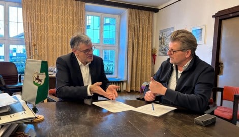 Klaus Winkler, Bürgermeister von Kitzbühel, übt im Interview mit Claus Meinert, Chefredakteur ...