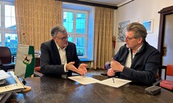 Klaus Winkler, Bürgermeister von Kitzbühel, übt im Interview mit Claus Meinert, Chefredakteur ...