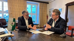 Klaus Winkler, Bürgermeister von Kitzbühel, übt im Interview mit Claus Meinert, Chefredakteur ...