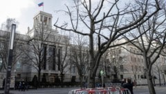 Die russische Botschaft in Berlin: Nicht selten stehen die Diplomaten dort mit russischen ...