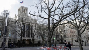 Die russische Botschaft in Berlin: Nicht selten stehen die Diplomaten dort mit russischen ...