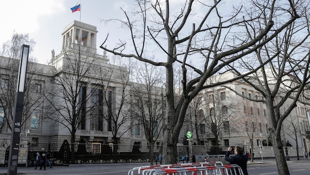 Die russische Botschaft in Berlin: Nicht selten stehen die Diplomaten dort mit russischen ...